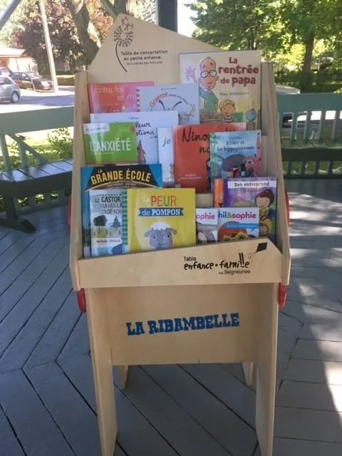 Présentoir du programme La Ribambelle de la petite enfance