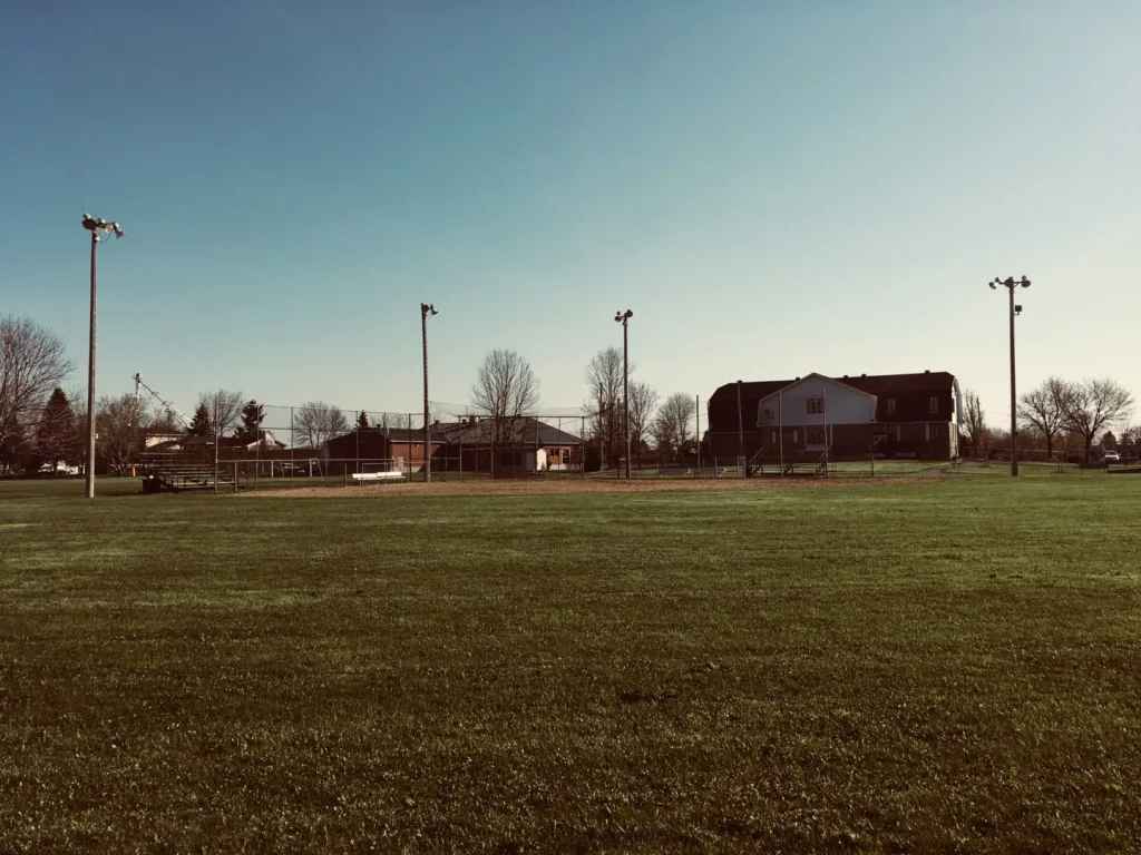 Terrain de balle situé au parc des Loisirs