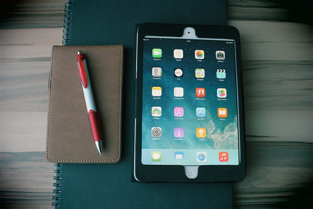 Un iPad avec un bloc-notes