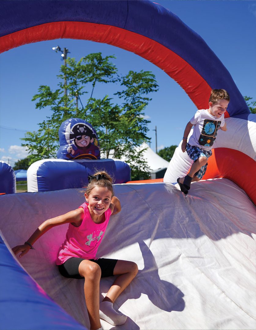 Maxime Tétreault - Saut de joie entre amis à la fête d'été
