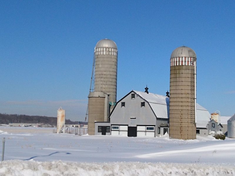 Photo d'une ferme en hiver