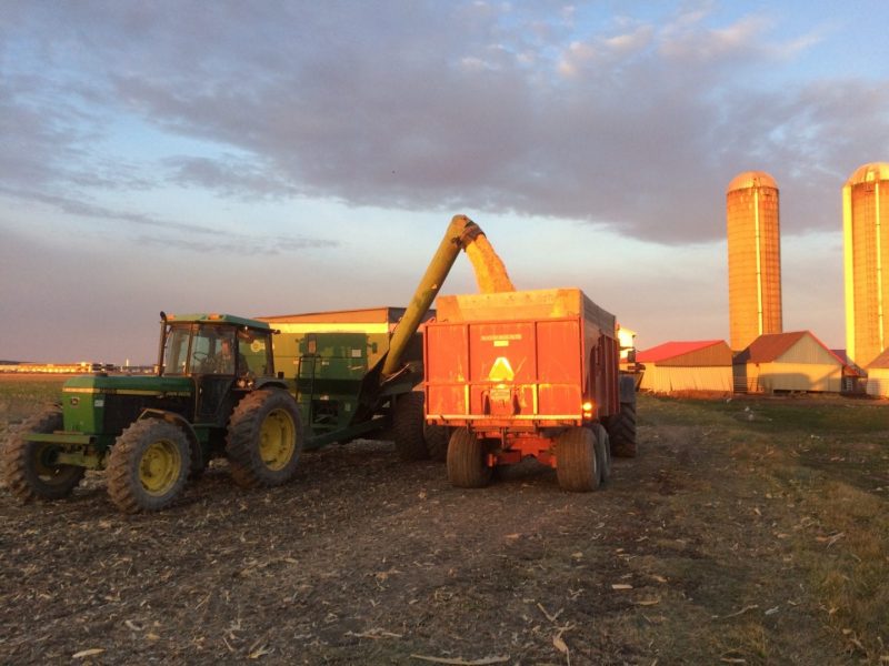 Véhicule agricole en période de récoltes