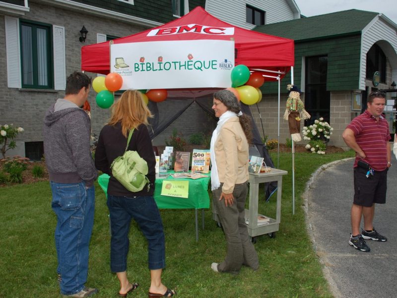 Kiosque de la bibliothèque lors de la Fête St-Mathieu